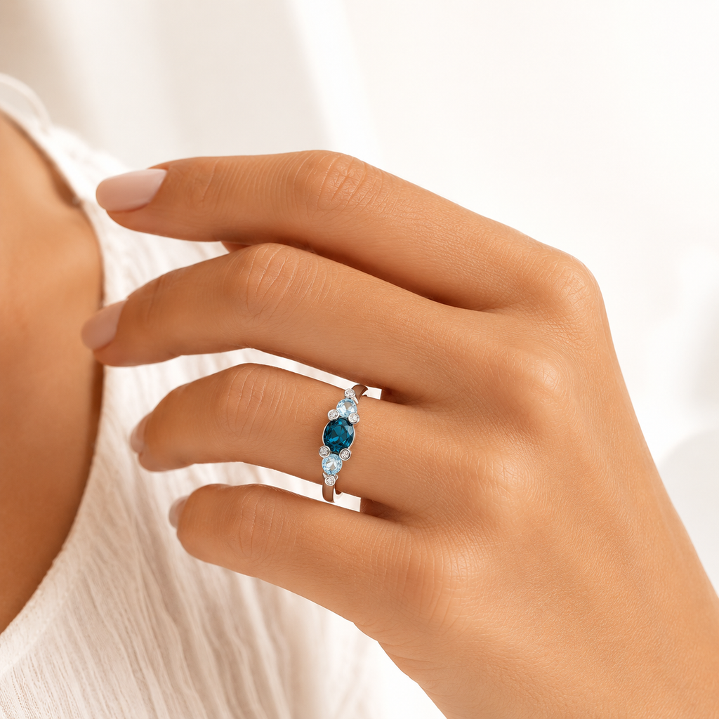 Sortija Celeste de Oro Blanco 18K con Topacios y 6 Diamantes de 0,04 ct