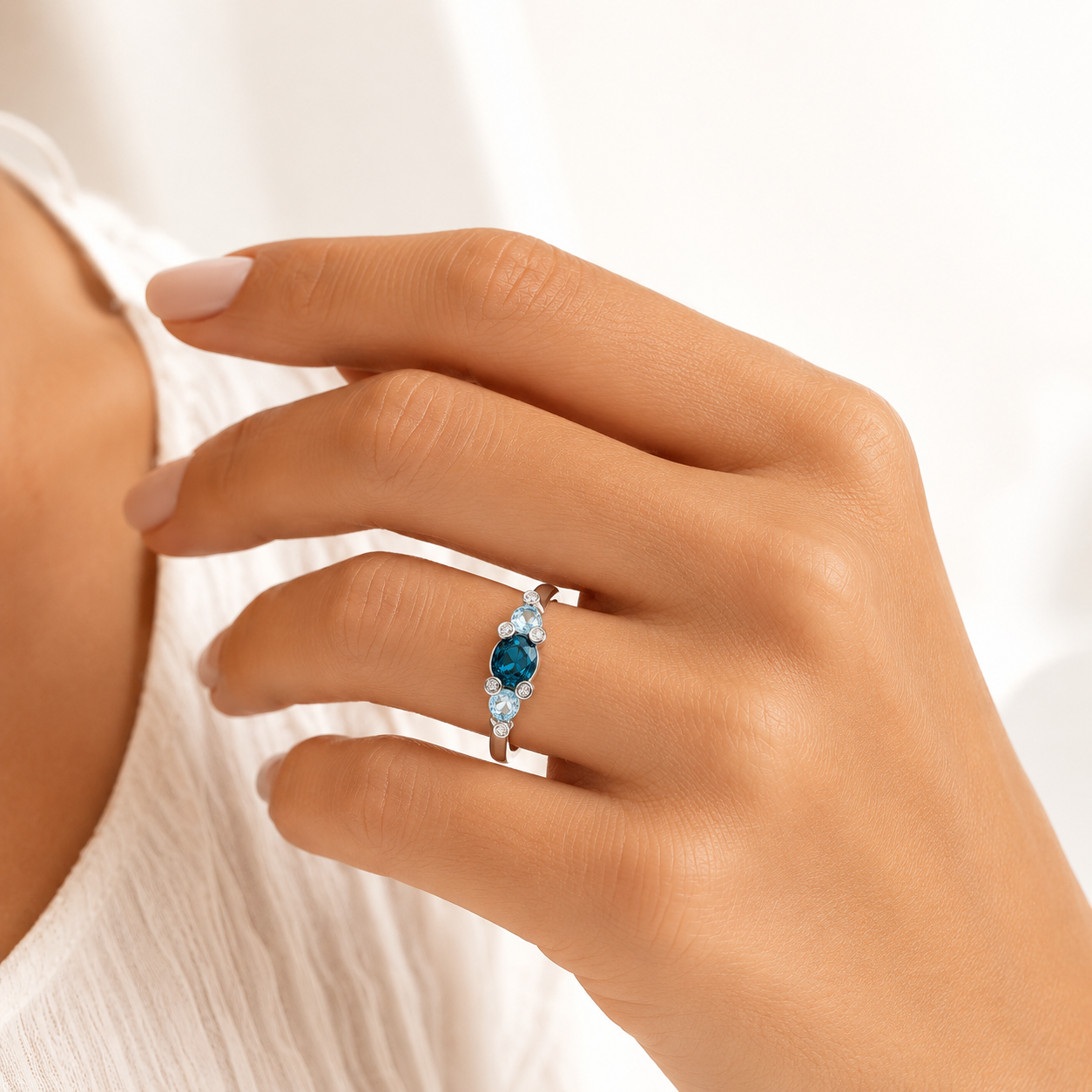 Sortija Celeste de Oro Blanco 18K con Topacios y 6 Diamantes de 0,04 ct