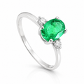 Sortija de Oro Blanco 18K con Esmeralda Oval y Diamantes