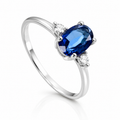 Sortija Safira de Oro Blanco 18K con Zafiro Oval y 2 Diamantes