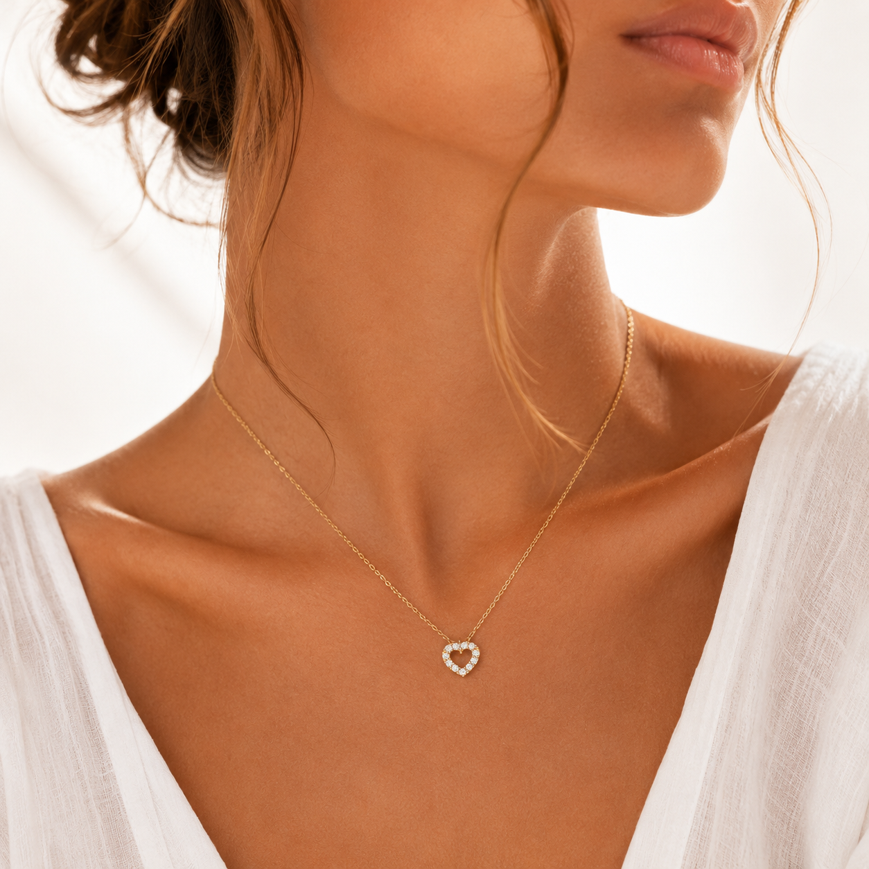 Gargantilla Corazón Calado con Circonitas en Oro de 18K