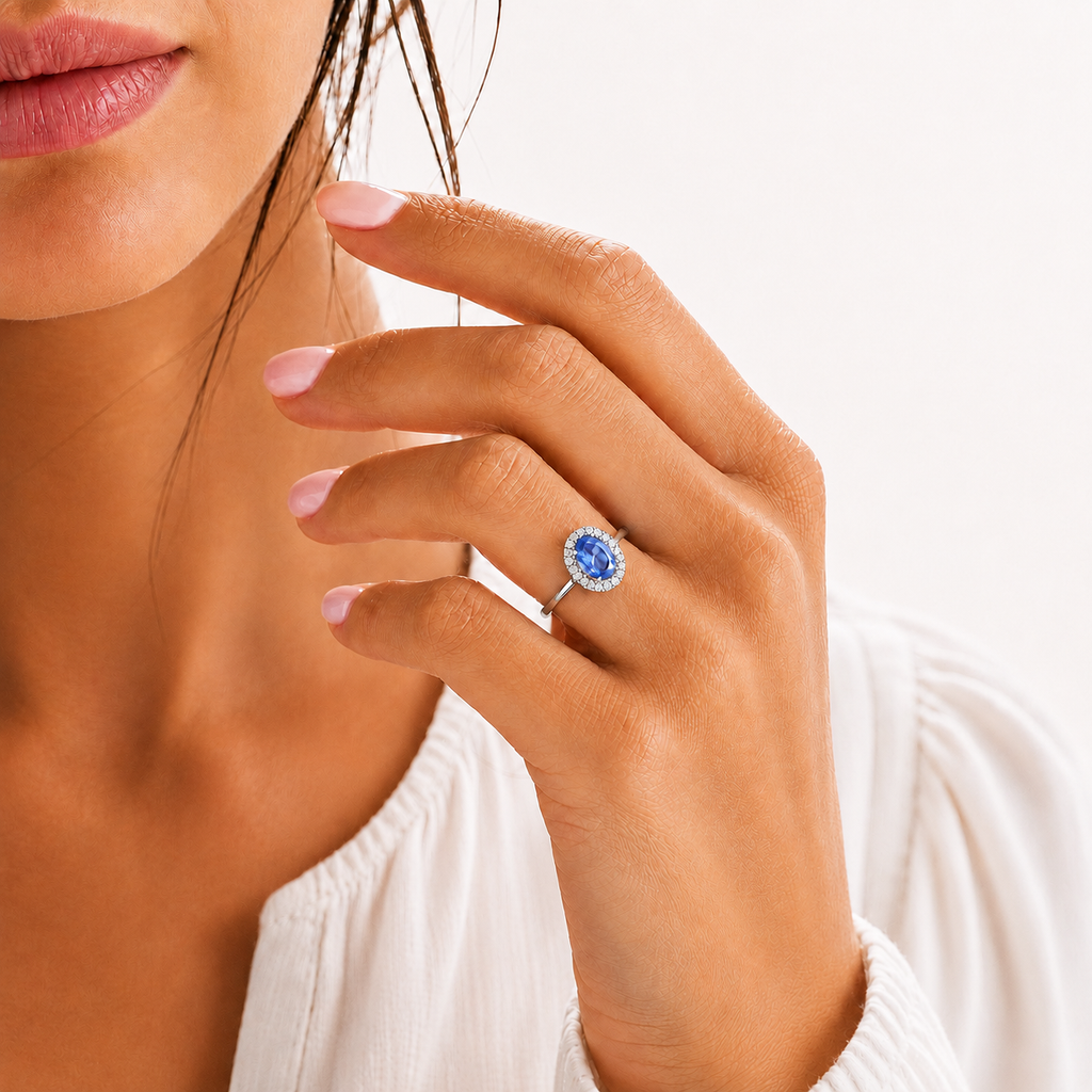 Sortija Zafiro Halo de Oro Blanco 18K con Diamantes